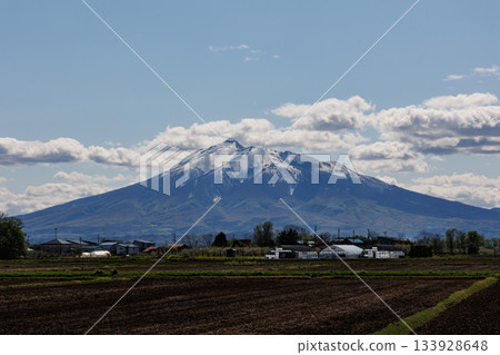 Mount Iwaki on the Rice Road (Nakadomari Town) Mount Iwaki on the Rice Road (Nakadomari Town) 133928648