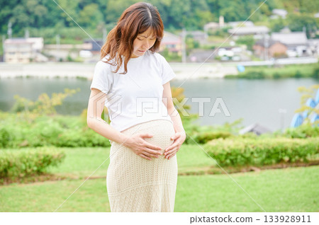 Pregnant woman park nature 133928911