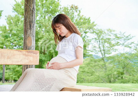 Pregnant woman park nature Pregnant woman park nature 133928942
