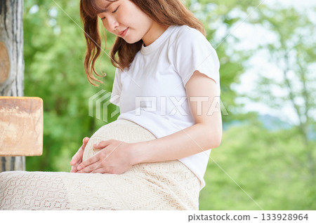 Pregnant woman park nature Pregnant woman park nature 133928964