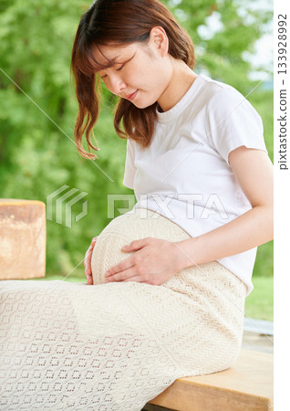 Pregnant woman park nature Pregnant woman park nature 133928992