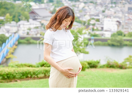 Pregnant woman park nature Pregnant woman park nature 133929141