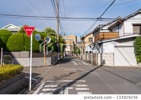 沒有紅綠燈的十字路口 133929256