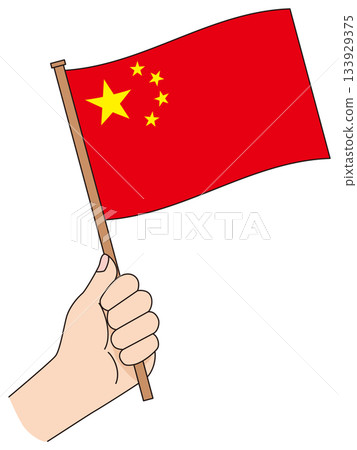 一隻手拿著一面簡單的中國國旗。 133929375