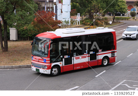 京阪電鐵高麗園站附近行駛的京阪巴士 京阪電鐵高麗園站附近行駛的京阪巴士 133929527