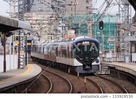 京阪電鐵3000系列特快列車駛過御殿山站 京阪電鐵3000系列特快列車駛過御殿山站 133929530