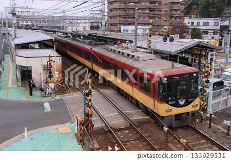 京阪電鐵8000系列特快列車駛過御殿山站 京阪電鐵8000系列特快列車駛過御殿山站 133929531