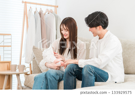 年輕夫婦、父母和孩子、家庭、家庭在生完孩子後休育嬰假 133929575