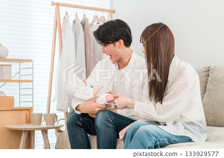 年輕夫婦、父母和孩子、家庭、家庭在生完孩子後休育嬰假 133929577