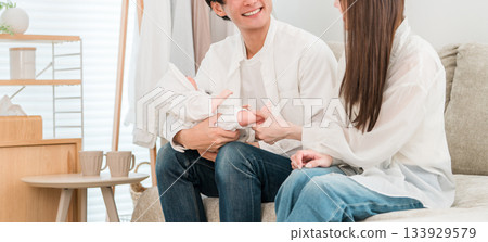 年輕夫婦、父母和孩子、家庭、家庭在生完孩子後休育嬰假 133929579