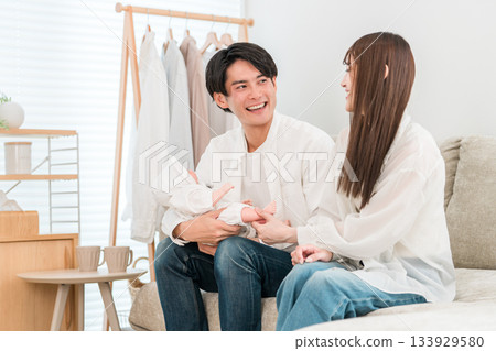 年輕夫婦、父母和孩子、家庭、家庭在生完孩子後休育嬰假 133929580
