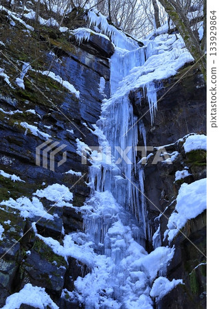Frozen waterfall 133929864