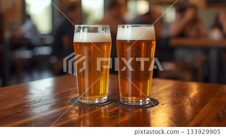 桌上放著兩杯啤酒 133929905