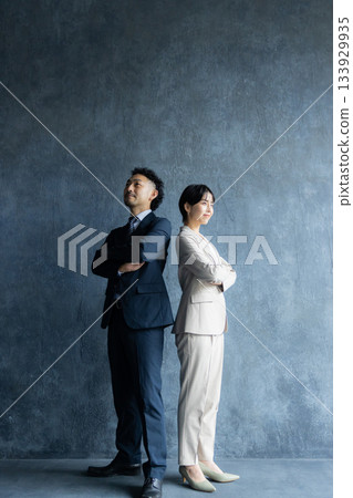 背對背站立的男女商務人士 133929935