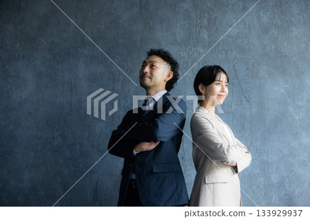 背對背站立的男女商務人士 133929937