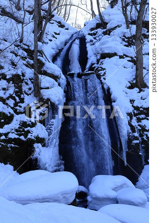 small waterfall in the snow 133930027