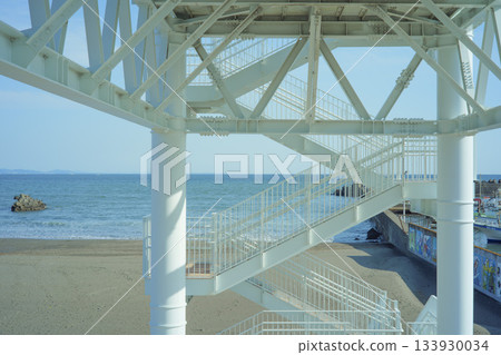 秋日晴朗，大磯海灘的海嘯疏散塔 133930034