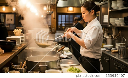 一家拉麵店的女員工 133930407