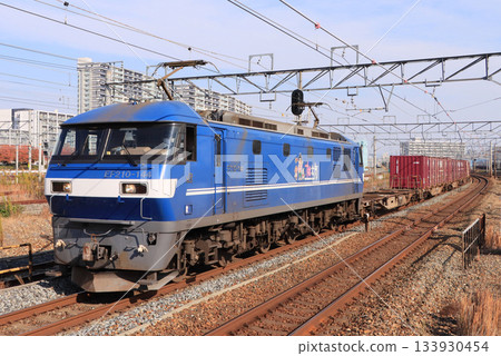 由EF210型機車牽引的貨運列車駛過東海道本線的岸部站。 133930454