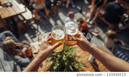 在戶外用餐區舉杯慶祝 133930515