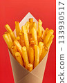 紅色背景上的紙杯裝薯條 133930517