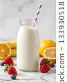 新鮮水果和瓶裝牛奶 133930518