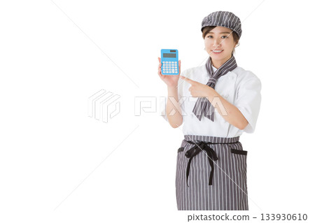 一位身穿廚師服的女士(計算機、銷售額、成本、成本率) 一位身穿廚師服的女士(計算機、銷售額、成本、成本率) 133930610