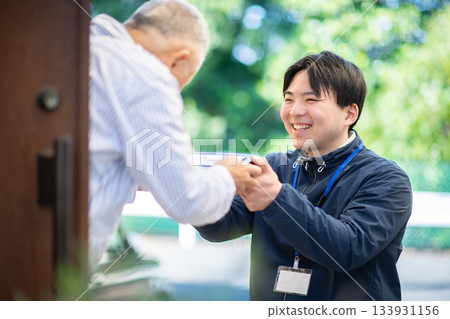 送餐員遞上一份家常午餐 133931156