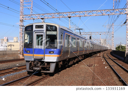 8000系列車駛過南海本線小濱站 133931169