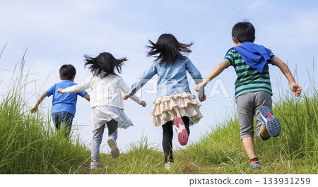 一名小學生背影出現在草地上 133931259