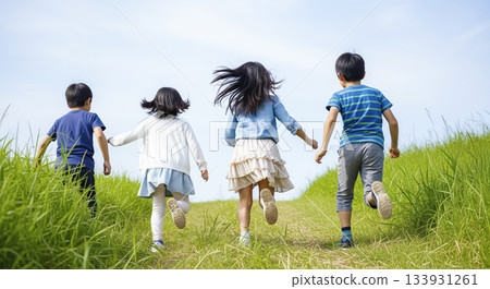 一名小學生背影出現在草地上 133931261