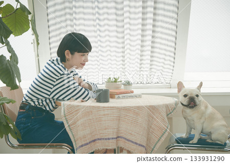 女人照顧一隻狗 133931290