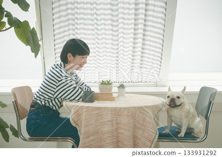 女人照顧一隻狗 133931292