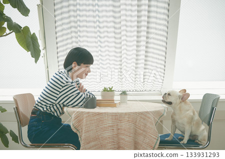 女人照顧一隻狗 女人照顧一隻狗 133931293