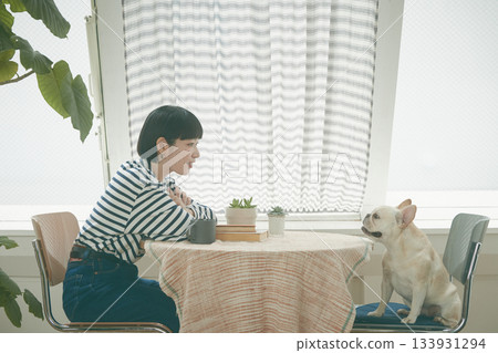女人照顧一隻狗 女人照顧一隻狗 133931294
