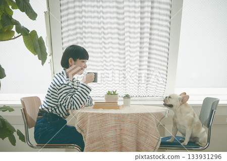 女人照顧一隻狗 133931296