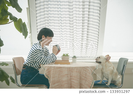 女人照顧一隻狗 133931297