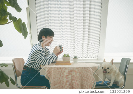 女人照顧一隻狗 133931299