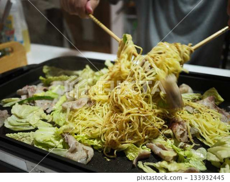 在小吃攤烹煮炒麵 133932445