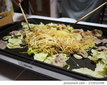 在小吃攤烹煮炒麵 133932446