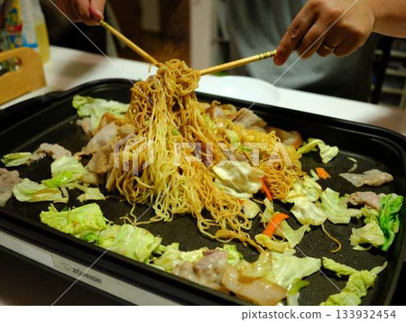 Cooking Yakisoba at a food stall Cooking Yakisoba at a food stall 133932454