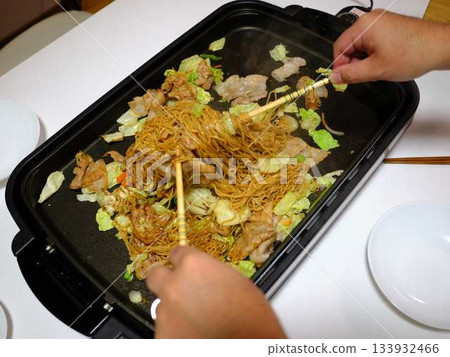 Cooking Yakisoba at a food stall Cooking Yakisoba at a food stall 133932466