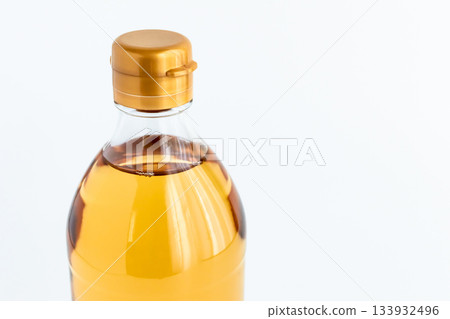 白色背景上的玻璃瓶裝醋 白色背景上的玻璃瓶裝醋 133932496