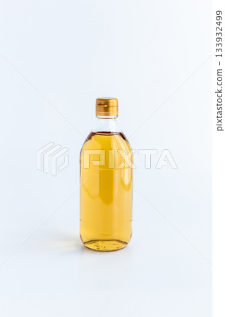 白色背景上的玻璃瓶裝醋 白色背景上的玻璃瓶裝醋 133932499