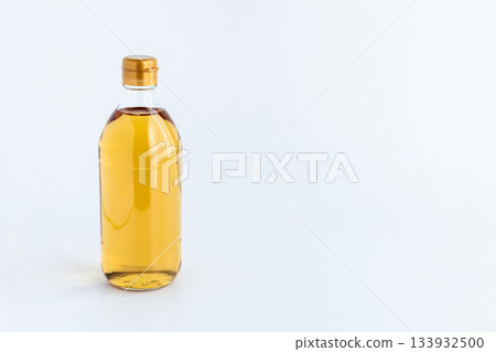 白色背景上的玻璃瓶裝醋 白色背景上的玻璃瓶裝醋 133932500