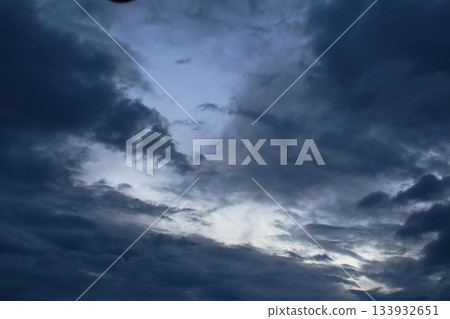 彩紙上畫著天空和雲朵，信州的天空和雲朵，信州的自然風光 133932651