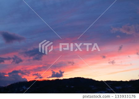 彩紙上畫著天空和雲朵，信州的天空和雲朵，信州的自然風光 133933176