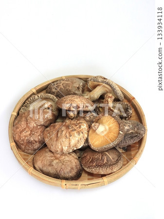 Dried shiitake mushrooms (Oita Prefecture, vertical composition) 133934118