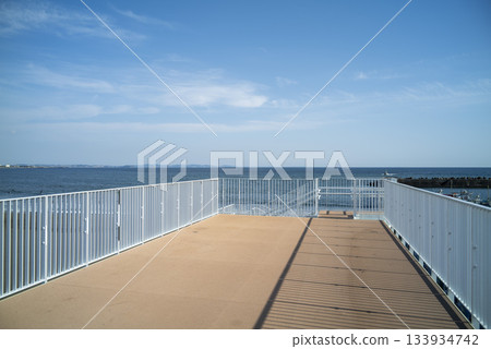 Oiso Beach on a clear autumn day - View from the tsunami evacuation tower Oiso Beach on a clear autumn day - View from the tsunami evacuation tower 133934742