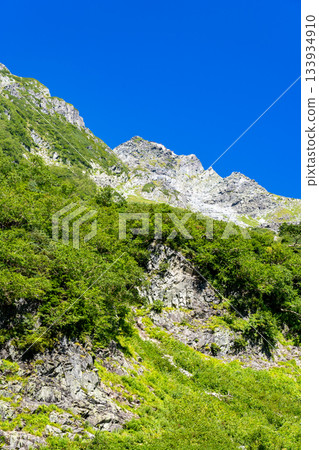 從唐澤營地眺望北穗高嶽及東脊。攀登北阿爾卑斯山北穗高岳。 從唐澤營地眺望北穗高嶽及東脊。攀登北阿爾卑斯山北穗高岳。 133934910